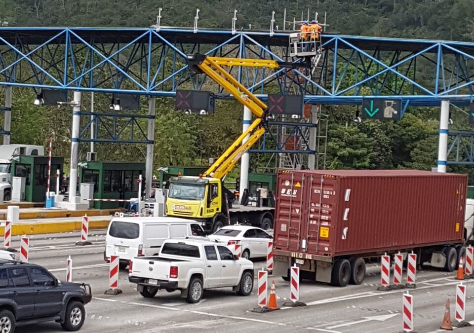 ALO Group Panamá en trabajos de mantenimiento en Autopista Colón con Hidroelevador Comet