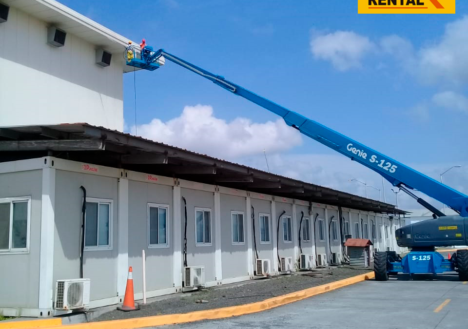 ALO Rental Panamá con equipo Genie S-125 en mantenciones equipos de aire acondicionado
