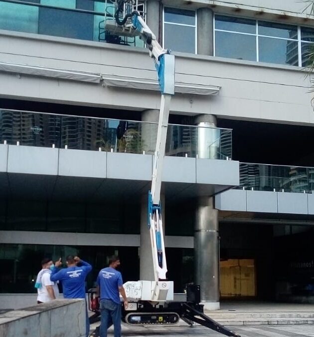 Brazos Spider de 15 metros en instalaciones de letreros publicitarios en Panamá