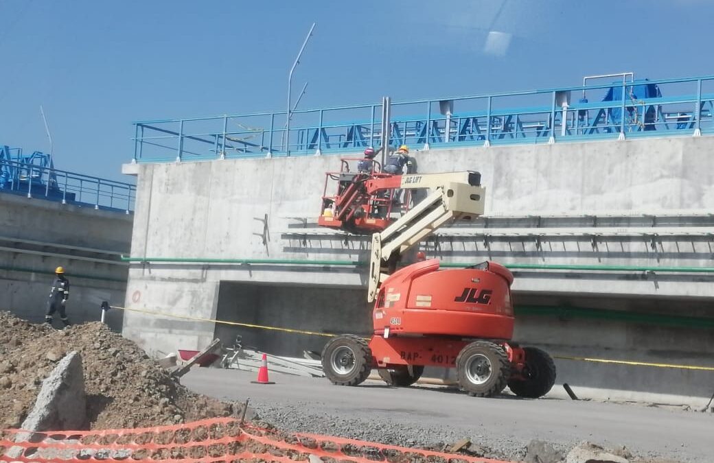 ALO Panamá  y JLG en instalación de estructuras de acero en Planta de Aguas Tratadas