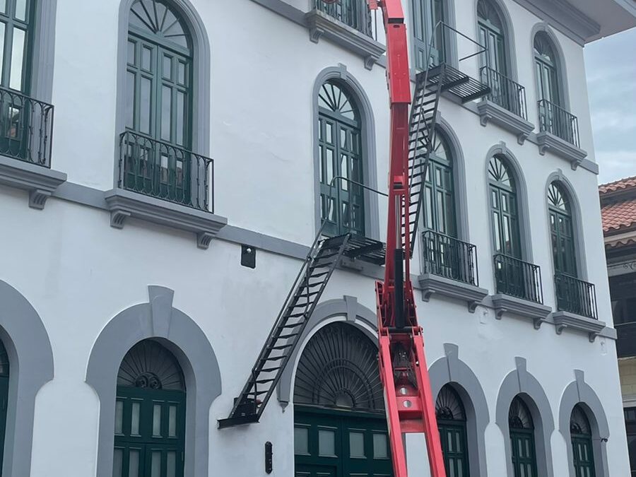 Brazos Articulados Eléctricos ALO Lift 16 AJ E en restauración en Museo Canal de Panamá