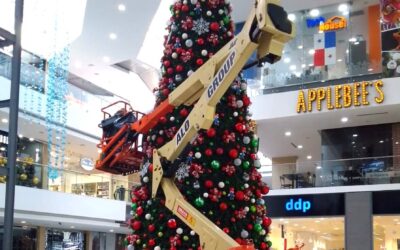 Brazos Articulados JLG E450 AJ en la instalación del árboles de Navidad en centros comerciales